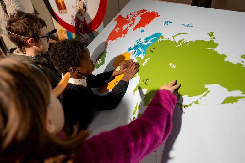 Unos niños en uno de los juego del museo