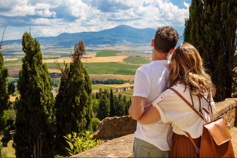 Contemplando el paisaje de Monteriggioni desde su muralla